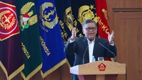 Dosen Universitas Pertahanan (Unhan) RI yang juga Sekretaris Jenderal DPP PDI Perjuangan (PDIP) Dr. Hasto Kristiyanto menyampaikan kuliah umum bertema geopolitik Soekarno di Sekolah Staf dan Komando (Sesko) TNI, Bandung, Selasa (16/5/2023).  