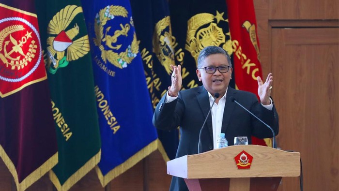 Momen Hasto Beri Kuliah Umum Geopolitik Soekarno di Sesko TNI Dosen Universitas Pertahanan (Unhan) RI yang juga Sekretaris Jenderal DPP PDI Perjuangan (PDIP) Dr. Hasto Kristiyanto menyampaikan kuliah umum bertema geopolitik Soekarno di Sekolah Staf dan Komando (Sesko) TNI, Bandung, Selasa (16/5/2023).