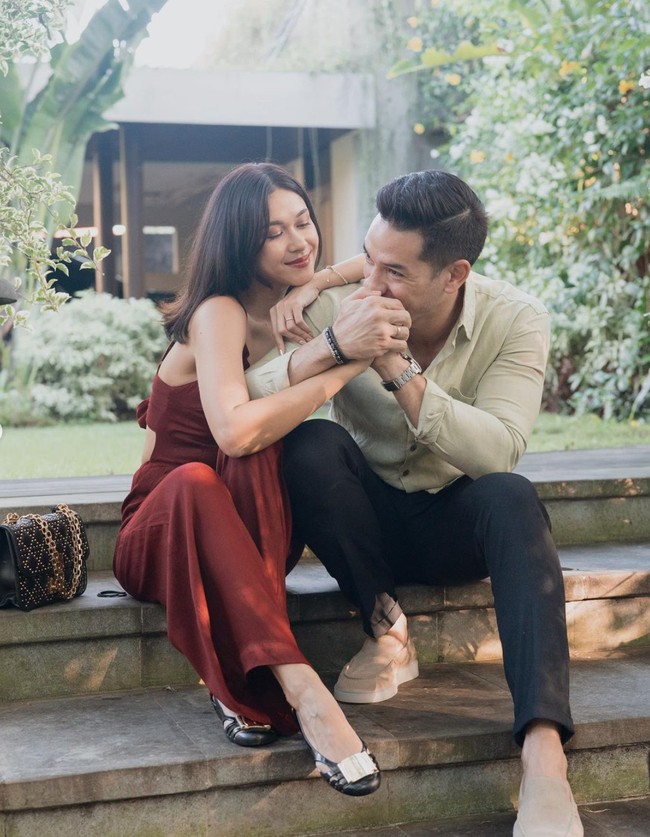 Pasangan artis yang tinggal di Bali ini memang kerap dijuluki netizen sebagai couple goals. Pasalnya keduanya selalu terlihat mesra dan kompak. Tak heran jika banyak yang irii melihat keromantisan Nana dan Andrew. Foto: Instagram/@nanamirdad_
