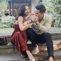 Pasangan artis yang tinggal di Bali ini memang kerap dijuluki netizen sebagai couple goals. Pasalnya keduanya selalu terlihat mesra dan kompak. Tak heran jika banyak yang irii melihat keromantisan Nana dan Andrew. Foto: Instagram/@nanamirdad_