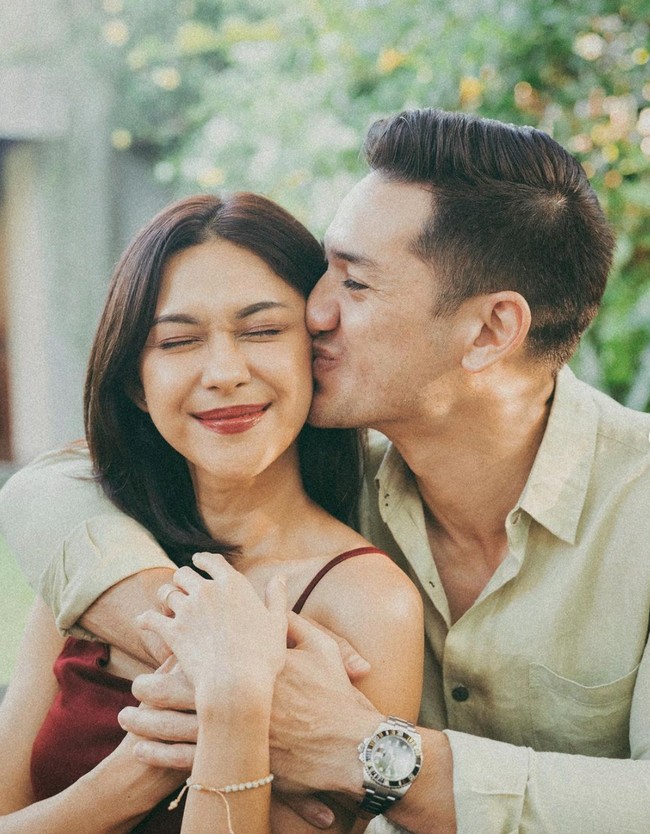 Di tengah maraknya isu perselingkuhan para artis, Nana Mirdad dan Andrew White justru terlihat semakin romantis. Seperti dalam foto, ketika andrew mengecup mesra pipi istri tercinta. Couple goals masih dipegang andrew ama nana sih, komentar salah seorang netizen. Foto: Instagram/@andrew.white._