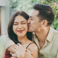 Di tengah maraknya isu perselingkuhan para artis, Nana Mirdad dan Andrew White justru terlihat semakin romantis. Seperti dalam foto, ketika andrew mengecup mesra pipi istri tercinta. Couple goals masih dipegang andrew ama nana sih, komentar salah seorang netizen. Foto: Instagram/@andrew.white._
