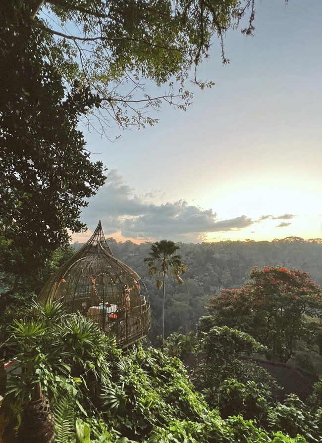 Untuk merayakan anniversary pernikahan yang ke-17 Nana dan Andrew memilih dinner romantis. Tempat makan malam romantisnya itu tampak menyuguhkan pemandangan alam yang begitu indah. Foto: Instagram/@andrew.white._