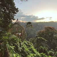 Untuk merayakan anniversary pernikahan yang ke-17 Nana dan Andrew memilih dinner romantis. Tempat makan malam romantisnya itu tampak menyuguhkan pemandangan alam yang begitu indah. Foto: Instagram/@andrew.white._