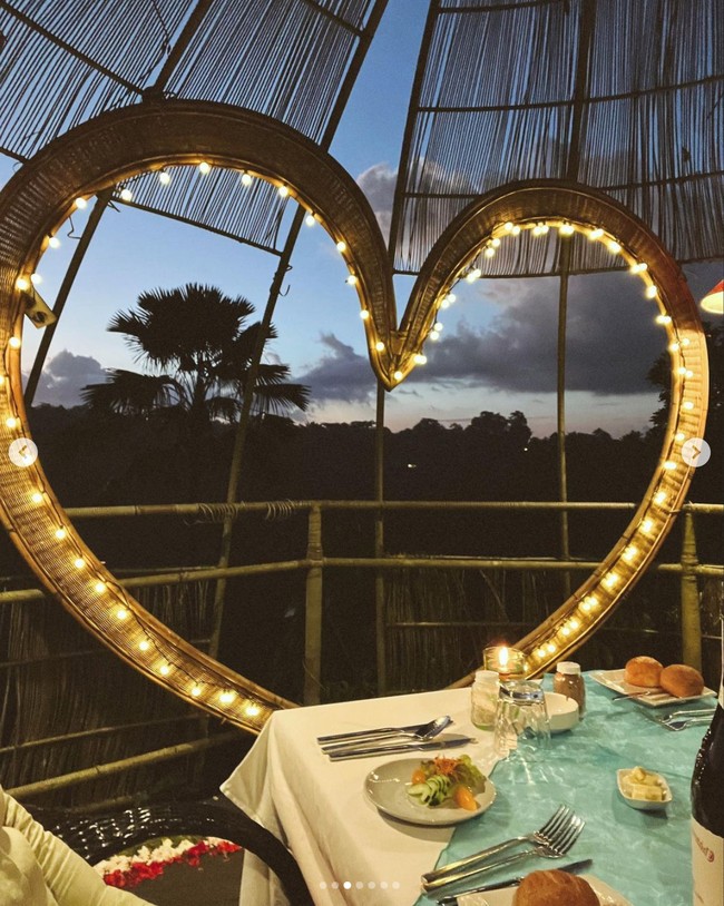 Tak hanya menyuguhkan pemandangan yang indah dan asri, ruangan tempat Nana dan Andrew akan merayakan anniversary juga tampak telah didekorasi. Hal itu. tentunya membuat momen dinner tersebut jadi terasa semakin romantis dan tak terlupakan. Foto: Instagram/@andrew.white._