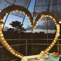 Tak hanya menyuguhkan pemandangan yang indah dan asri, ruangan tempat Nana dan Andrew akan merayakan anniversary juga tampak telah didekorasi. Hal itu. tentunya membuat momen dinner tersebut jadi terasa semakin romantis dan tak terlupakan. Foto: Instagram/@andrew.white._