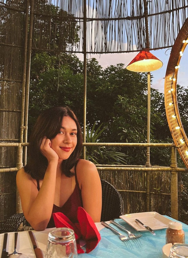 Dalam unggahannya Andrew juga memotret sang istri yang tampak cantik dengan riasan wajah naturalnya. Rambut pendek Nana pun terlihat hanya dibiarkan terurai. Sambil menopang dagu, Nana tersenyum ke arah kamera. Foto: Instagram/@andrew.white._