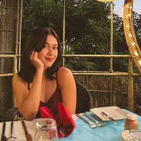 Dalam unggahannya Andrew juga memotret sang istri yang tampak cantik dengan riasan wajah naturalnya. Rambut pendek Nana pun terlihat hanya dibiarkan terurai. Sambil menopang dagu, Nana tersenyum ke arah kamera. Foto: Instagram/@andrew.white._