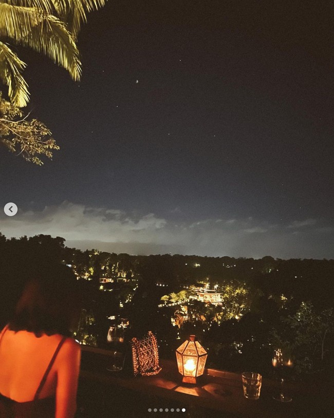 Tak mengajak serta kedua anaknya, Nana dan Andrew tampaknya memang hanya ingin menghabiskan waktu berdua saja di hari anniversary pernikahan mereka. Melihat keromantisan keduanya tak heran jika banyak yang menjuluki pasangan ini sebagai couple goals. Foto: Instagram/@andrew.white._