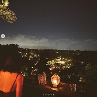 Tak mengajak serta kedua anaknya, Nana dan Andrew tampaknya memang hanya ingin menghabiskan waktu berdua saja di hari anniversary pernikahan mereka. Melihat keromantisan keduanya tak heran jika banyak yang menjuluki pasangan ini sebagai couple goals. Foto: Instagram/@andrew.white._