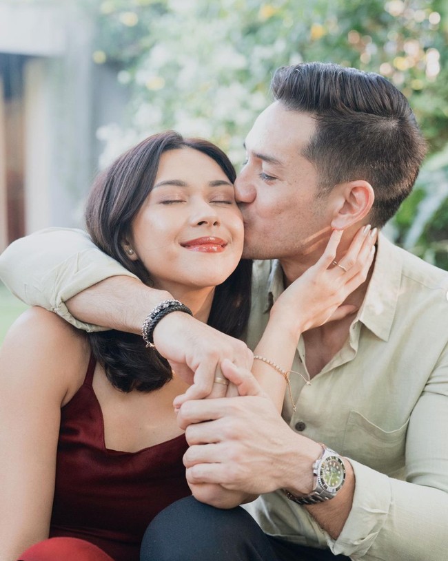 Nana Mirdad dan Andrew White baru saja terlihat merayakan anniversary pernikahan mereka yang ke-17. Melalui akun Instagram pribadinya masing-masing keduanya saling membagikan foto-foto mesra mereka di hari anniversary. Tak lupa Nana dan Andrew pun tampak menuliskan kata-kata romantis dalam keterangan unggahannya. Foto: Instagram/@nanamirdad_