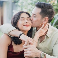 Nana Mirdad dan Andrew White baru saja terlihat merayakan anniversary pernikahan mereka yang ke-17. Melalui akun Instagram pribadinya masing-masing keduanya saling membagikan foto-foto mesra mereka di hari anniversary. Tak lupa Nana dan Andrew pun tampak menuliskan kata-kata romantis dalam keterangan unggahannya. Foto: Instagram/@nanamirdad_