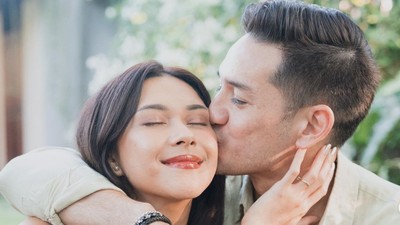 7 Foto Romantis Nana Mirdad & Andrew White Anniversary ke-17, Couple Goals!