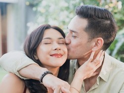 7 Foto Romantis Nana Mirdad & Andrew White Anniversary ke-17, Couple Goals!