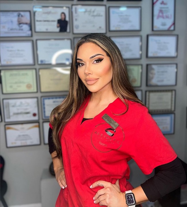 “Operasi ini disebut mata kucing dan dilakukan dengan cara mengangkat sudut mata dan pengencangan pipi agar bagian tengah wajah dan pipi lebih terangkat,” jelas Dr Hakan Ozocak, spesialis bedah plastik yang mengoperasi wajah Nasrin, seperti dikutip dari Daily Star. Foto: Instagram/@aesthetic_clinic_london