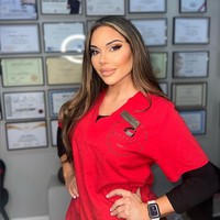 “Operasi ini disebut mata kucing dan dilakukan dengan cara mengangkat sudut mata dan pengencangan pipi agar bagian tengah wajah dan pipi lebih terangkat,” jelas Dr Hakan Ozocak, spesialis bedah plastik yang mengoperasi wajah Nasrin, seperti dikutip dari Daily Star. Foto: Instagram/@aesthetic_clinic_london