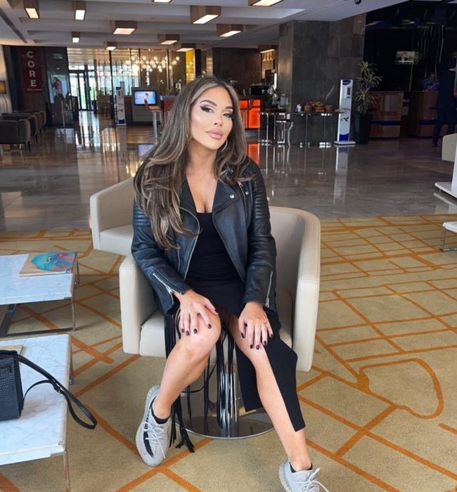 Sayangnya banyak netizen yang menilai bahwa wajahnya justru lebih cantik sebelum operasi plastik. “Mata seharusnya tidak berada di dahi,” komentar salah satu netizen. Foto: Instagram/@aesthetic_clinic_london