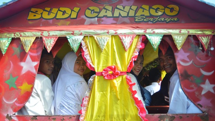 Pasangan pengantin memperlihatkan buku nikahnya seusai digelarnya nikah massal di Kecamatan Padang Timur, Kota Padang, Sumatera Barat, Selasa (16/5/2023). Sebanyak 18 pasangan mengikuti Isbat terpadu nikah massal yang dicanangkan Pemkot Padang untuk melegalkan status pernikahan mereka secara hukum sekaligus merapikan administrasi kependudukan kota itu. ANTARA FOTO/Iggoy el Fitra/nym.