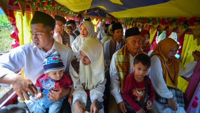 Nikah massal di Padang Pasangan pengantin memperlihatkan buku nikahnya seusai digelarnya nikah massal di Kecamatan Padang Timur, Kota Padang, Sumatera Barat, Selasa (16/5/2023). Sebanyak 18 pasangan mengikuti Isbat terpadu nikah massal yang dicanangkan Pemkot Padang untuk melegalkan status pernikahan mereka secara hukum sekaligus merapikan administrasi kependudukan kota itu. ANTARA FOTO/Iggoy el Fitra/nym.