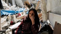 Intisar Muhana (97) warga palestina duduk di puing-puing rumahnya di Kota Gaza, 14 Mei 2023. Muhana terusir dari desanya al-Masmiyya pada peristiwa nakbah pada 75 tahun lalu. REUTERS/Arafat Barbakh.