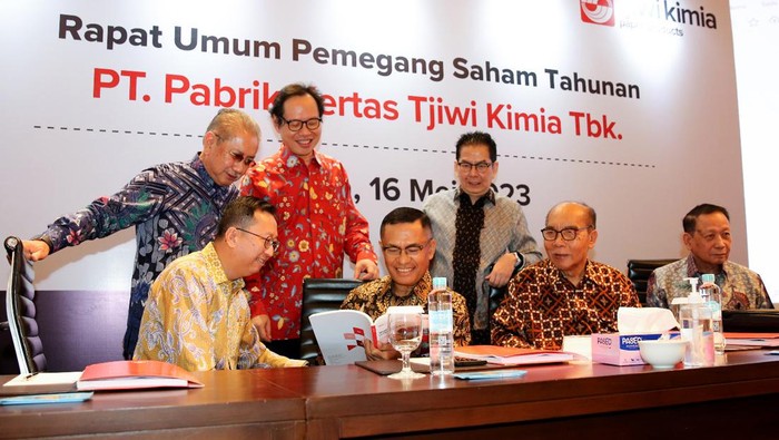 Pabrik Kertas Tjiwi Kimia Akan Tebar Dividen Sebesar US$ 5,27 Juta Emiten kertas Grup Sinar Mas, PT Pabrik Kertas Tjiwi Kimia Tbk akan membagikan dividen tunai sebesar US$ 5,27 juta atau setara Rp 77,83 miliar.