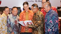 Direktur Utama Direktur Utama PT Pabrik Kertas Tjiwi Kimia Tbk (TKIM) Suhendra Wiriadinata (kiri), Komisaris Utama Saleh Husin (ketiga kanan), Komisaris Hendra Jaya Kosa (ketiga kiri) dan Komisaris Independen Ramelan (kedua kiri) berbincang-bincang dalam RUPS PT Pabrik Kertas Tjiwi Kimia Tbk (TKIM) di Jakarta, Selasa (16/5/2023).