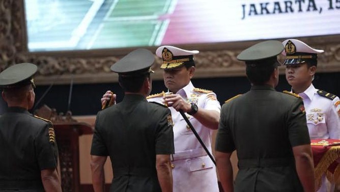 Panglima TNI Laksamana Yudo Margono memimpin sertijab 6 perwira tinggi (pati). Yudo meminta 3 matra TNI untuk solid menjelang tahun politik 2024. (dok Puspen TNI)
