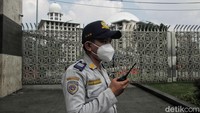Salah satu petugas mengatakan biasanya jukir liar itu akan muncul di hari Jumat, Sabtu dan Minggu. Karena di hari itu banyak tamu dan jamaah dari luar kota yang datang ke Masjid Istiqlal. Bahkan banyak bus-bus yang parkir liar di depan masjid Istiqlal.