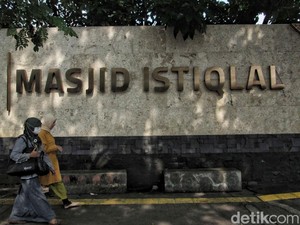 Dishub Jakpus Tertibkan Parkir Liar Rp 10 Ribu Per Motor di Depan Istiqlal