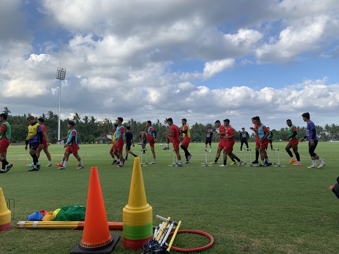 Pemain Bali United saat melakukan latihan perdana di Training Center Pantai Purnama Gianyar pada Senin (15/5/2023). (Siti Mu’amalah)