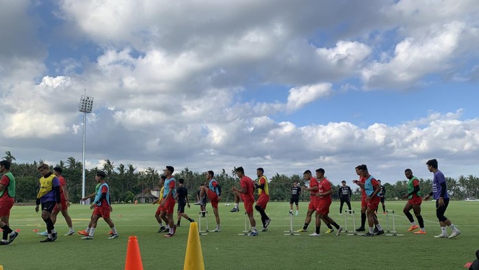 Pemain Bali United saat melakukan latihan perdana di Training Center Pantai Purnama Gianyar pada Senin (15/5/2023). (Siti Mu’amalah)