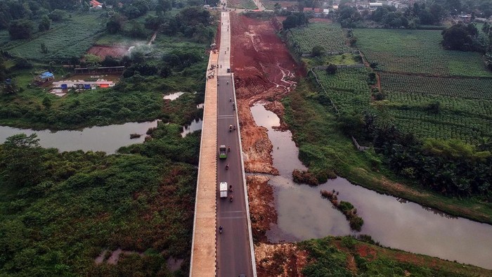 Foto udara jalan Bojonggede-Kemang (Bomang) yang belum selesai pengerjaannya di Tajur Halang, Kabupaten Bogor, Jawa Barat, Senin (15/5/2023). Pembangunan ruas jalan Bomang sepanjang delapan kilometer yang akan menghubungkan dua jalan nasional yakni Jalan Raya Jakarta - Bogor dan Jalan Raya Parung itu mengalami kendala anggaran, pembangunan yang dimulai pada tahun 2016 lalu hingga kini belum juga selesai. ANTARA FOTO/Yulius Satria Wijaya/hp.
