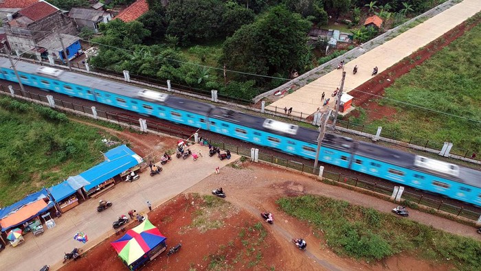 Pembangunan jalan Bomang terkendala anggaran Foto udara jalan Bojonggede-Kemang (Bomang) yang belum selesai pengerjaannya di Tajur Halang, Kabupaten Bogor, Jawa Barat, Senin (15/5/2023). Pembangunan ruas jalan Bomang sepanjang delapan kilometer yang akan menghubungkan dua jalan nasional yakni Jalan Raya Jakarta - Bogor dan Jalan Raya Parung itu mengalami kendala anggaran, pembangunan yang dimulai pada tahun 2016 lalu hingga kini belum juga selesai. ANTARA FOTO/Yulius Satria Wijaya/hp.