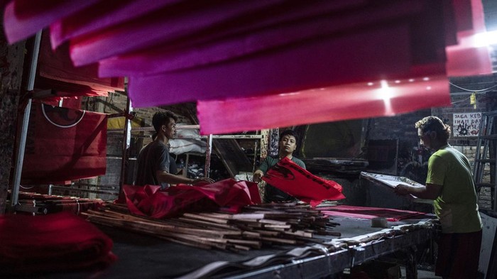 Pekerja menyelesaikan pembuatan alat peraga kampanye partai politik di industri rumahan Pak Sakun, Bukit Duri, Jakarta, Selasa (16/5/2023). Industri rumahan tersebut mulai menerima pesanan alat peraga kampanye seperti bendera partai politik untuk pemilu 2024 dengan jumlah produksi mencapai 2.000 lembar bendera per hari. ANTARA FOTO/Aprillio Akbar/nym.