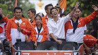 Pita Limjaroenrat (berbaju putih) pimpinan Partai Move Forward (MFP), melambaikan tangan kepada para pendukungnya, di Bangkok, Senin (15/5/2023). Dilansir DW, hasil sementara dari Pemilu Thailand yang digelar pada Minggu (14/5) menempatkan partai-partai oposisi yakni Partai Move Forward (MFP) dan Partai Pheu Thai sebagai pemenang.