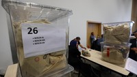 Kepala Dewan Pemilihan Tertinggi, Ahmet Yener, mengatakan ada sisa 35.874 suara luar negeri yang belum terhitung. Tidak ada yang akan mengamankan mayoritas suara yang diperlukan untuk memenangkan pemilihan secara langsung. REUTERS/Yves Herman  