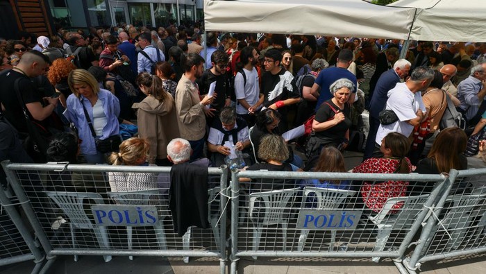 Pemilu Turki Lanjut Putaran Kedua People gather outside a polling station during Turkish presidential and parliamentary elections, in Ankara, Turkey May 14, 2023. REUTERS/Yves Herman