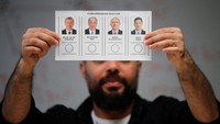 Dilansir The Guardian, Senin (15/5/2023), Erdogan meraih 49,51 persen melawan 44,88 persen suara yang diraih Kilicdaroglu dengan sejumlah kecil suara luar negeri yang tersisa untuk dihitung. Putaran kedua akan berlangsung pada 28 Mei. REUTERS/Dilara Senkaya  