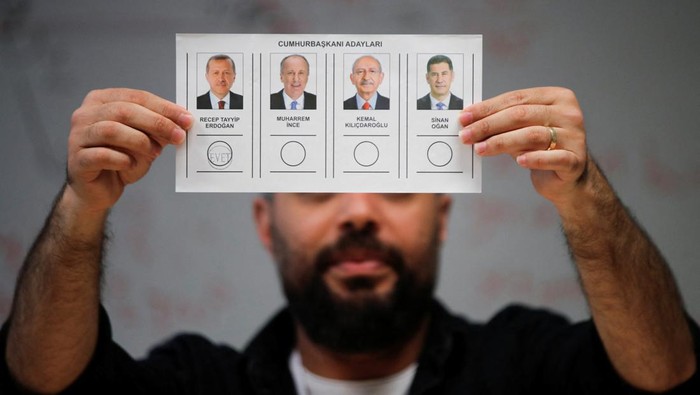 Pemilu Turki Lanjut Putaran Kedua An official counts a vote on the day of the presidential and parliamentary elections in Istanbul, Turkey May 14, 2023. REUTERS/Dilara Senkaya