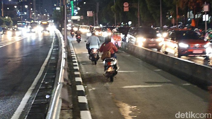 Pemotor nekat lawan arah di jalur Transjakarta hindari tilang manual. (Wildan/detikcom)