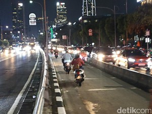 Hindari Tilang Manual di Gatsu, Pemotor Nekat Lawan Arah di Jalur TransJ