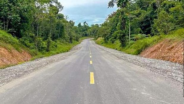 Pengaspalan Jalur Iwur - Waropko Tingkatkan Konektivitas di Pulau Papua. (Dok Biro Pers Kementerian PUPR)