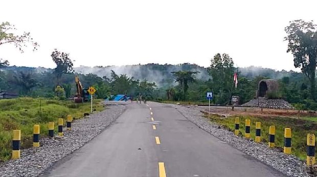 Pengaspalan Jalur Iwur - Waropko Tingkatkan Konektivitas di Pulau Papua. (Dok Biro Pers Kementerian PUPR)