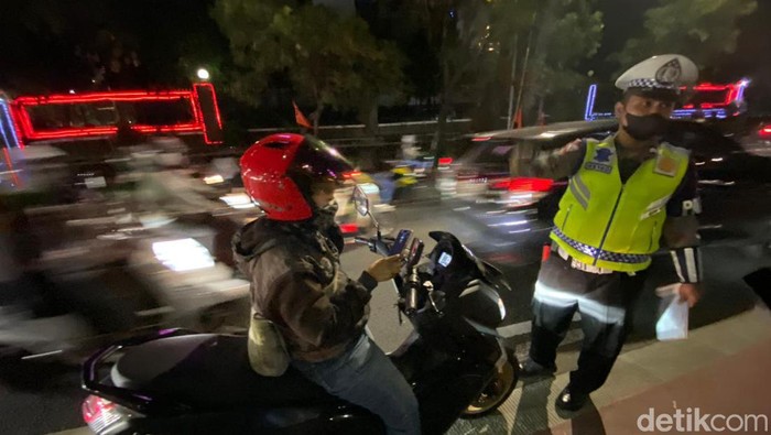 Pengendara motor masuk busway (Wildan Noviansah/detikcom)