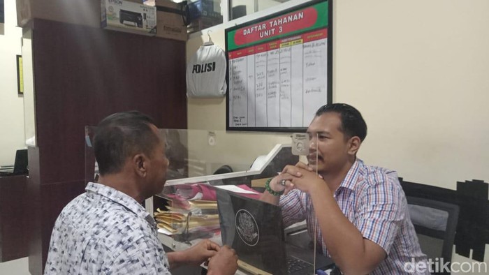 Penipu bocah di BST Solo (kanan) diperiksa penyidik di Polresta Solo, Selasa (16/5/2023).