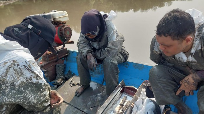 Perahu Mahasiswa-Dosen FKH Unair Kandas Usai Autopsi Bangkai Paus