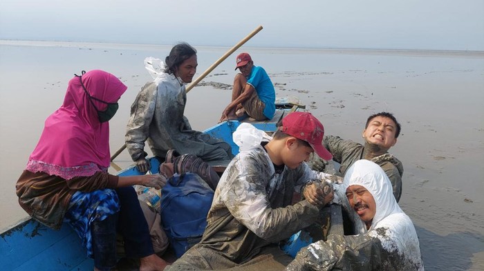 Perahu tim FKH Unair kandas