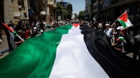 75 tahun lalu, pada 14 Mei 1948, sebuah negara Zionis dideklarasikan di wilayah Palestina. Yang menyusul keesokan harinya adalah teror, pembunuhan, dan pengusiran hampir sejuta warga Arab. Bencana alias Nakba yang masih terus menimbulkan luka-luka baru hingga saat ini.