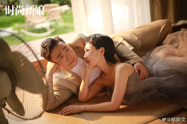 Hubungan antara Hao Shao Wen dengan istrinya sendiri sudah berlangsung selama tiga tahun. Sang aktor diketahui melamar kekasihnya tahun lalu yang sempat bikin heboh karena diunggah pada 1 April. Untungnya bukan April Mop, pemain You Are The Apple of My Eye tersebut akhirnya melangsungkan pernikahan yang disaksikan orang-orang terdekat.Foto: Dok. Weibo