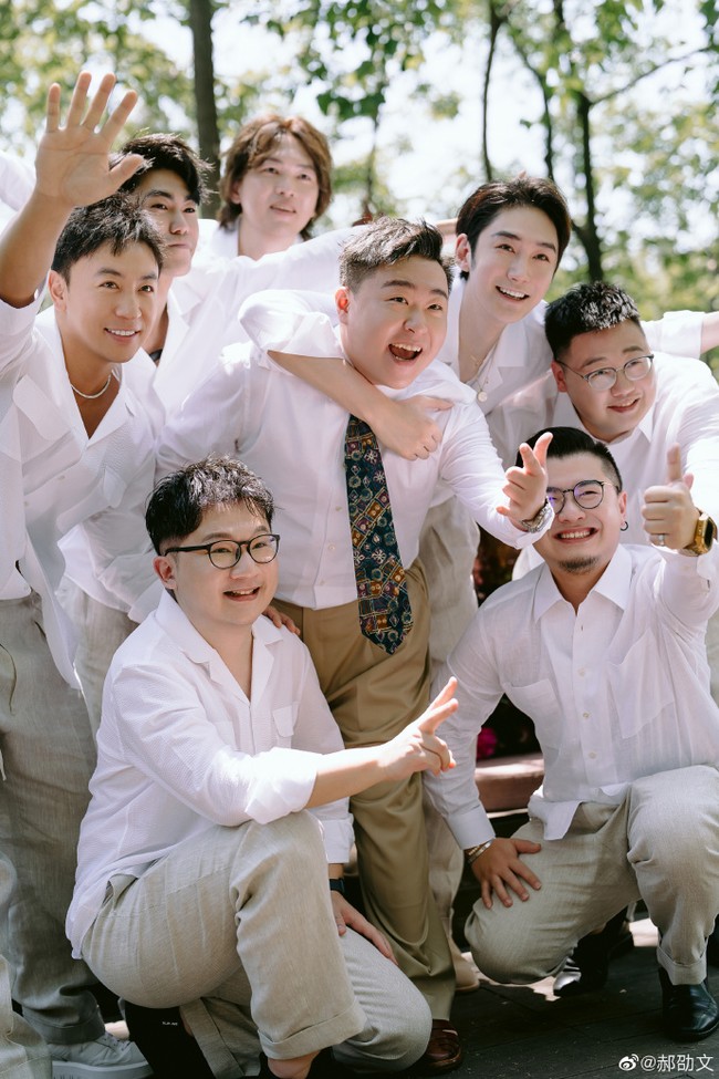 Dalam foto yang diunggah, Shi Xiao Long bersama dengan best man lainnya kompak mengenakan kemeja putih dan celana krem. Pria tersebut terlihat tampan meski wajahnya sudah sangat berubah dari karakternya yang melegenda. Dalam foto lain, aktor yang juga dikenal sebagai Ashton Chen itu juga mengambil foto dan video berdua dengan sahabatnya untuk memperingati persahabatan mereka.Foto: Dok. Weibo